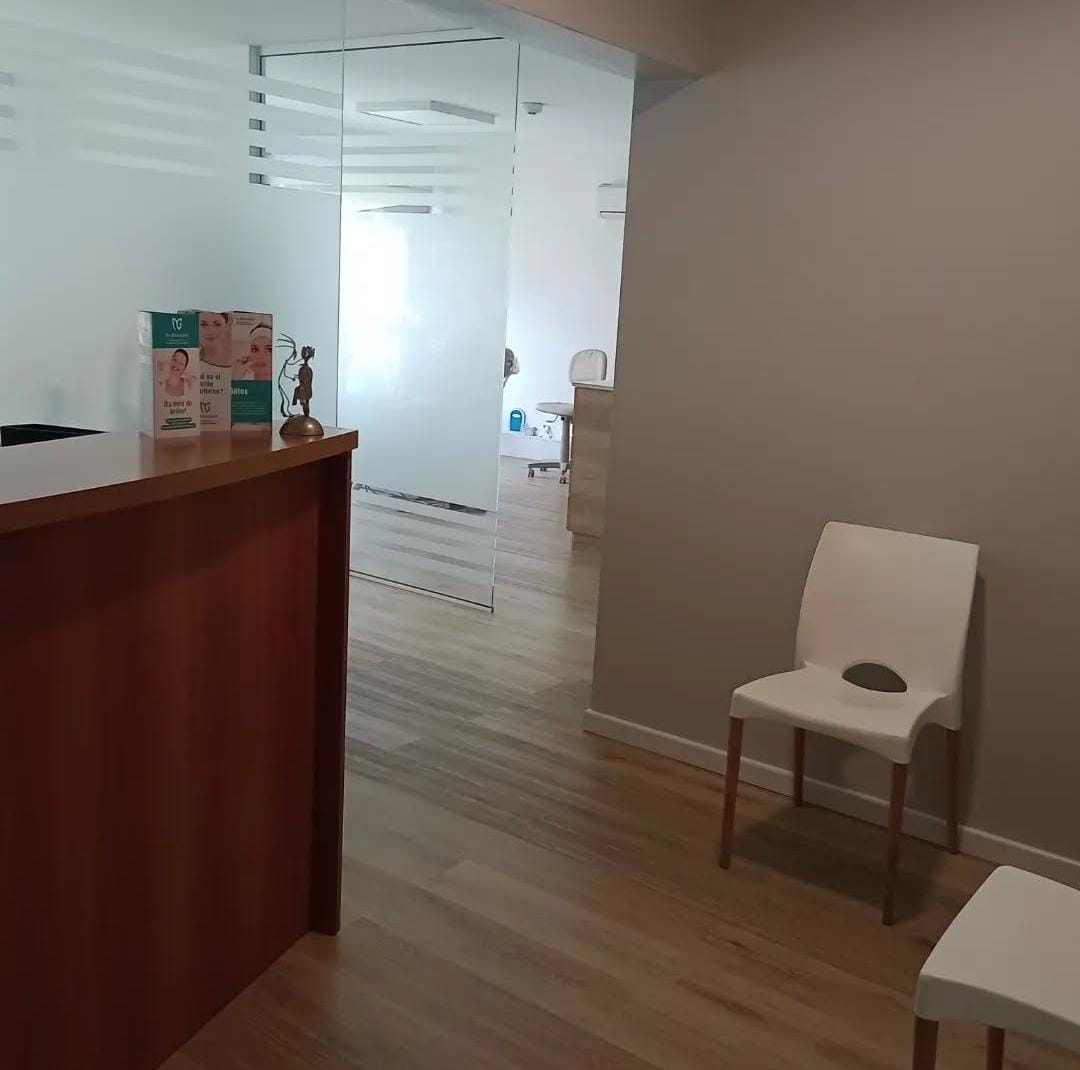 Dra. Marisol Gandini atendiendo a paciente